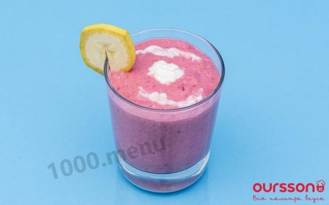 Oatmeal smoothie with banana raspberry yogurt and honey