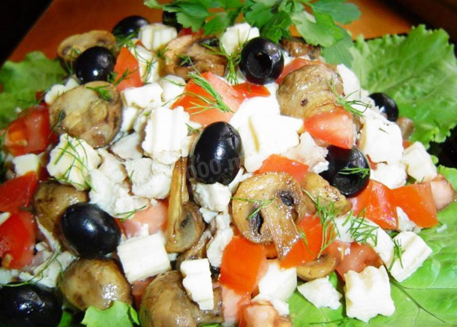 May salad with mushrooms, chicken and tomatoes