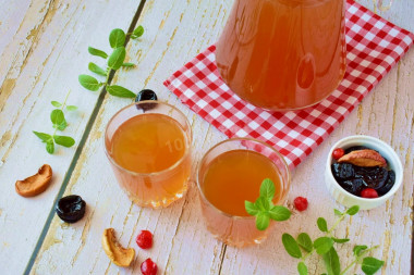 Compote without sugar from dried fruits