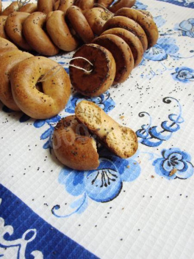 Bagels with poppy seeds in the oven