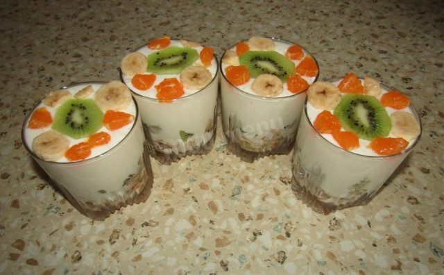 Sour cream dessert with fruits and vanilla