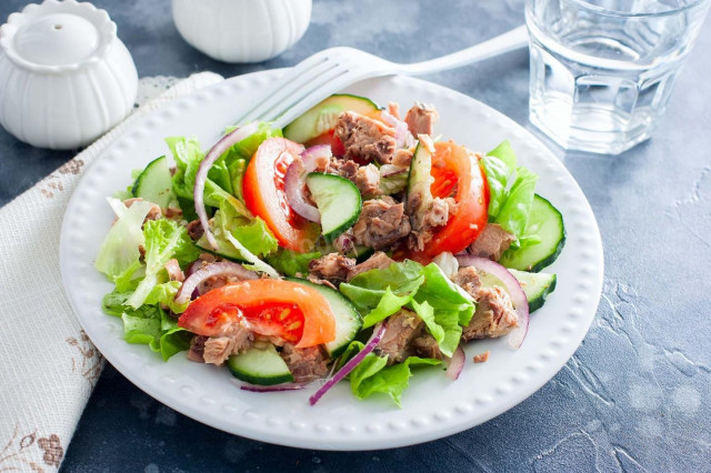 Simple salad with canned tuna