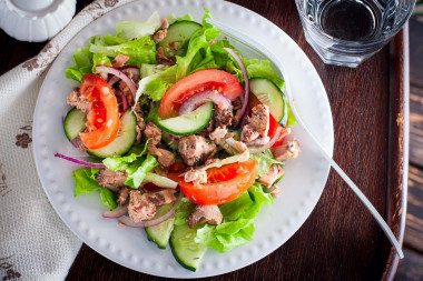 Simple salad with canned tuna
