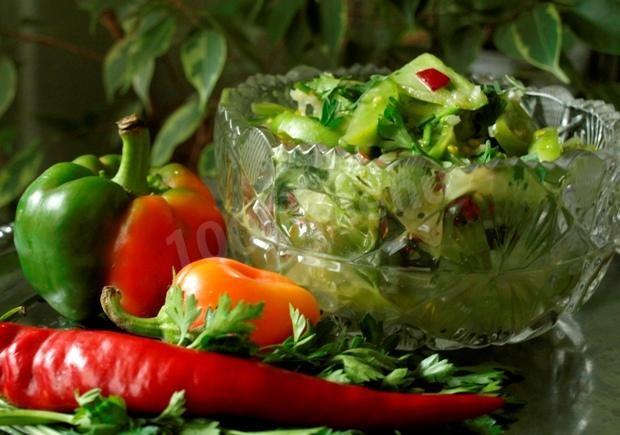 Spicy green tomato salad