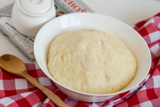 Dough for rolls with dry yeast