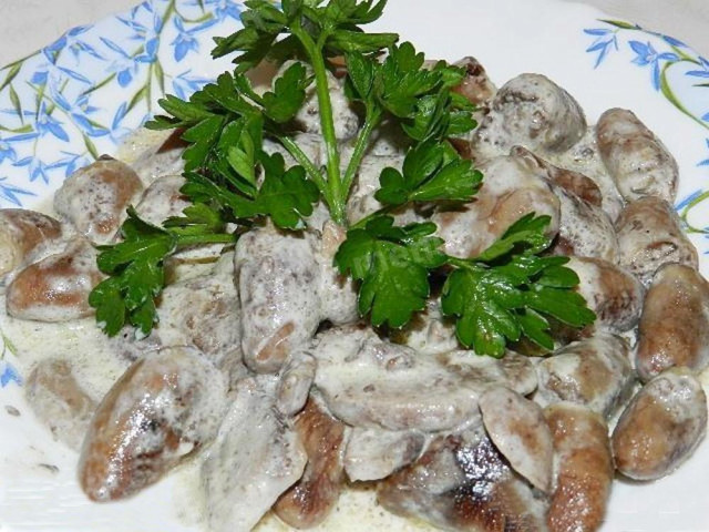 Chicken hearts with mushrooms in sour cream