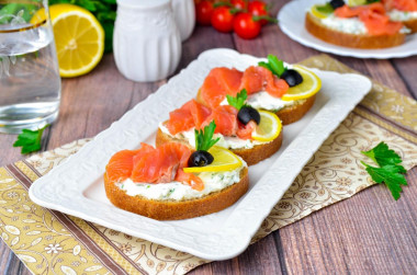 Sandwiches with red fish and cottage cheese