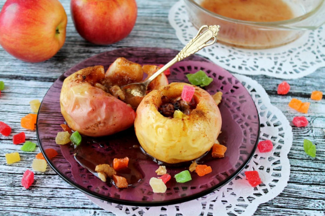 Apples baked with honey, cinnamon and nuts in the microwave