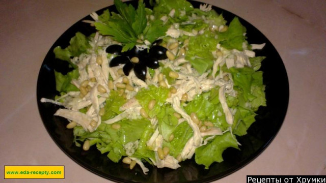Salad with pine nuts and chicken