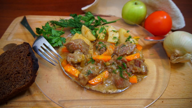 Beef meat in plum and apple sauce