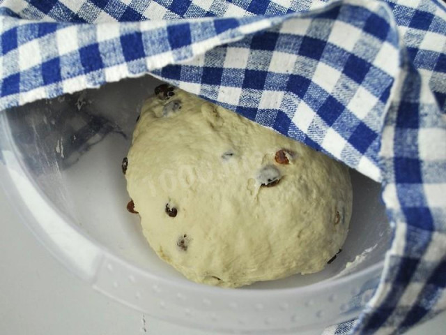 Yeast dough for a roll with filling