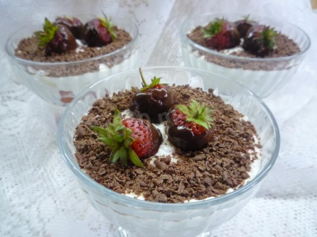 Cottage cheese dessert with chocolate and strawberries