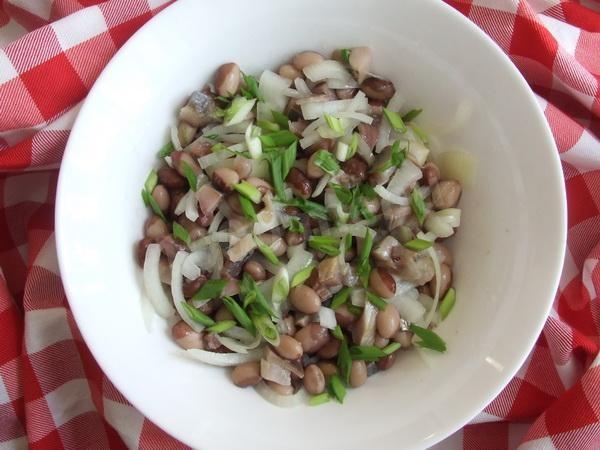 Salad with beans and herring