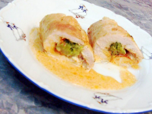 Chicken rolls with broccoli and cheese