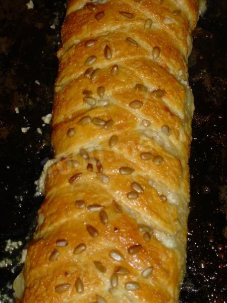 Apple roll from ready-made puff pastry with cottage cheese