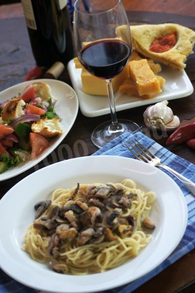 Spaghetti with seafood and mushrooms