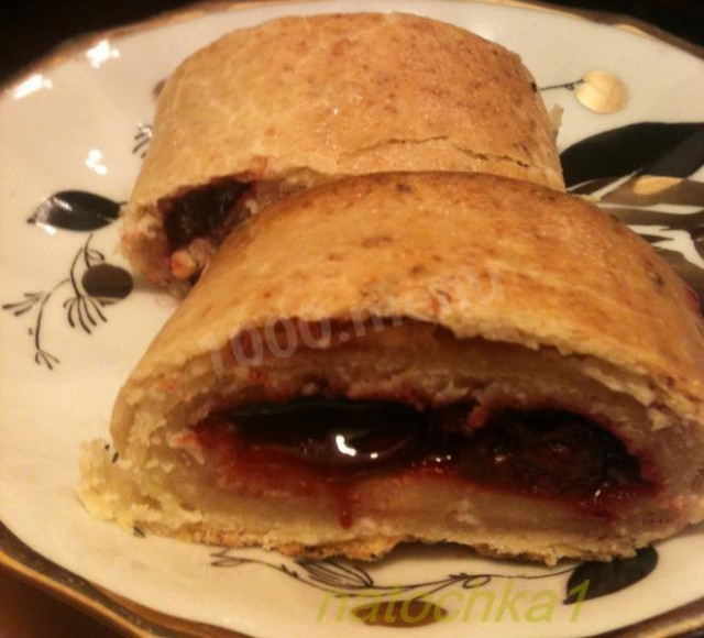 Curd strudel with cherries