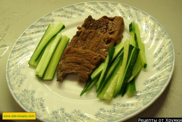 Beef chops with cucumber strips