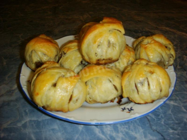 Minced meat meatballs in puff pastry