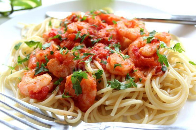 Spaghetti pasta with shrimp and tomatoes