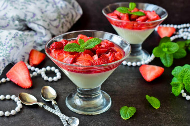 Panacota with strawberries