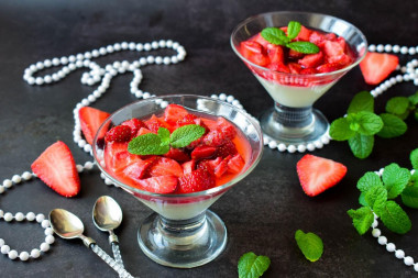 Panacota with strawberries