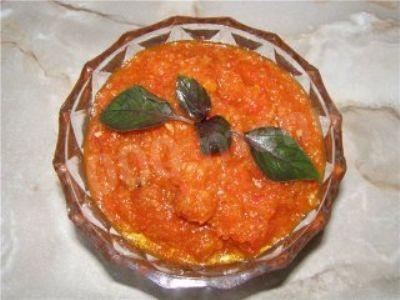 Tomato and carrot caviar with garlic and cinnamon