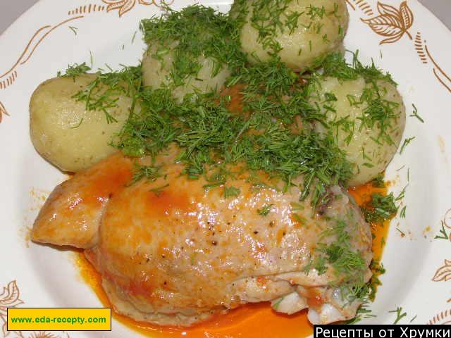 Chicken stewed in tomato sauce with boiled potatoes