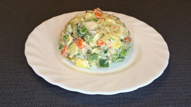 Potato salad with bell peppers and olives