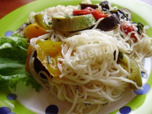 Cooksi noodles with baked vegetables
