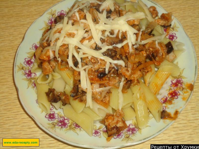 Pasta with minced meat in sauce with wine