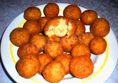 Potato balls with smoked cheese and sour cream