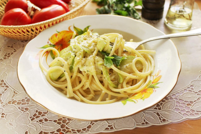 Pasta with zucchini in cream sauce