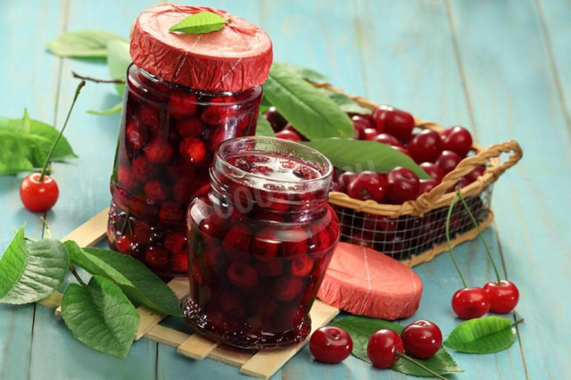 Cherry in its own juice with seeds