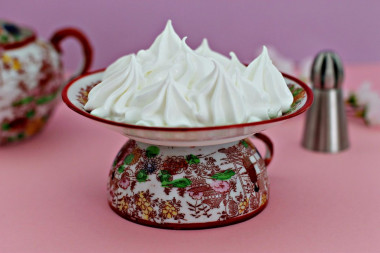 Wet meringue cream for decoration