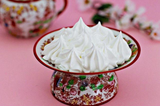 Wet meringue cream for decoration