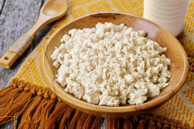 Cottage cheese from fermented baked milk at home