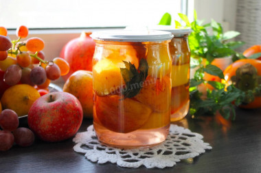 Apples in syrup for winter in slices