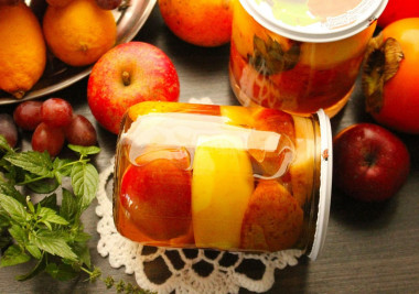 Apples in syrup for winter in slices