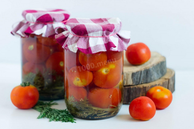 Tomatoes with carrot tops per liter jar
