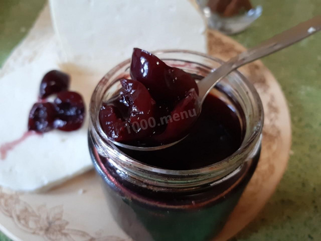 Cherries in balsamic sauce with honey