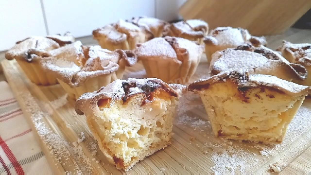 Italian soffioni cakes, lemon cream with ricotta