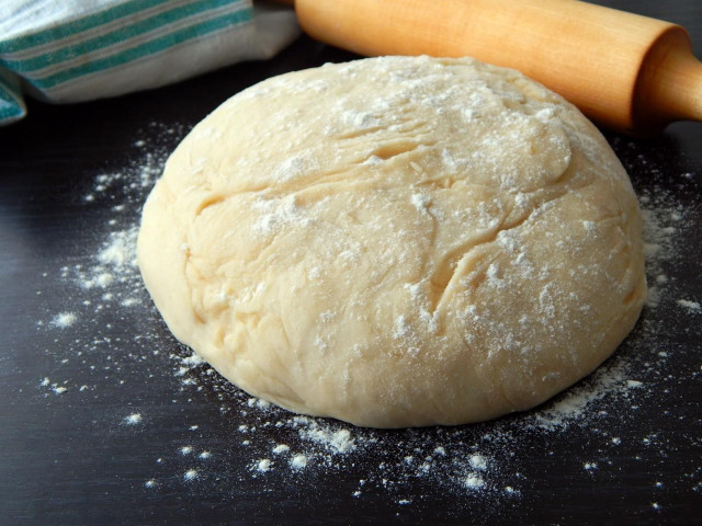 Pastry for sweet rolls with yeast