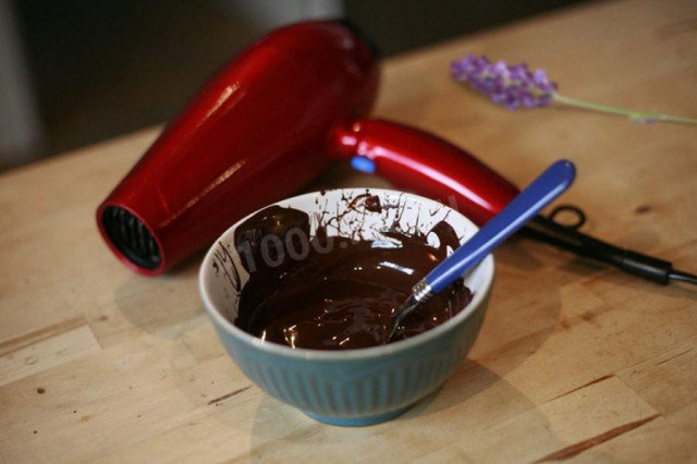How to melt chocolate with a hair dryer