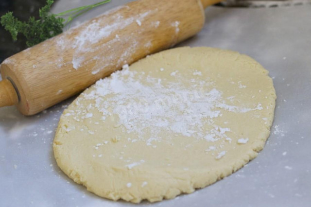 Pie dough on milk powder with dry yeast
