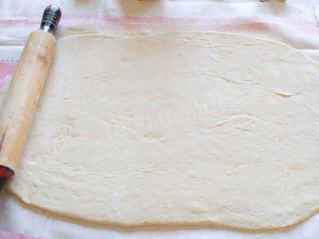 Yeast dough for apple strudel