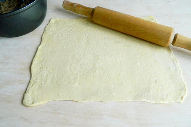 Puff pastry for a roll