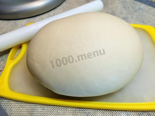 Simple dough with egg on water for dumplings and mantos