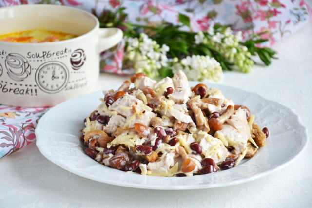 Chicken salad with beans and mushrooms