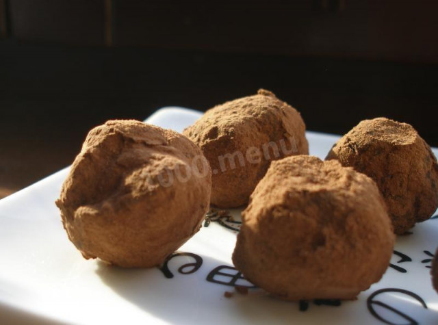 Truffle sweets with cream